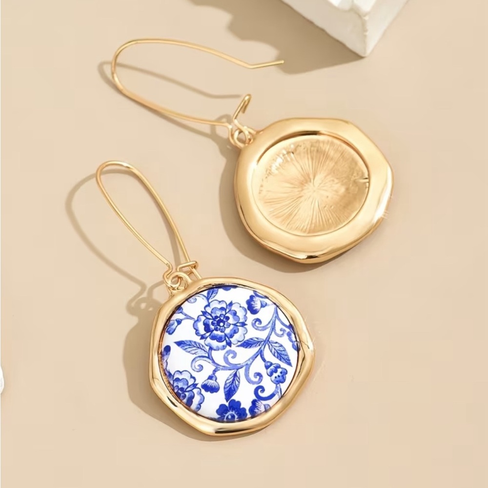 Aesthetic Blue And White Porcelain Pattern Tassel Earrings - Picture 2 of 3